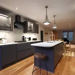 Stylish 2 Bedroom Self-contained In The Heart Of Clifton Village Apartman *
