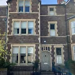 Stylish 2 Bedroom Self-contained In The Heart Of Clifton Village *