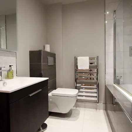 Stylish 2 Bedroom Self-contained In The Heart Of Clifton Village Апартаменти *