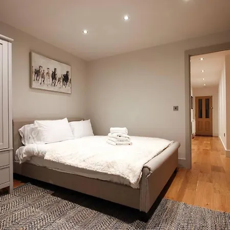 Апартаменти Stylish 2 Bedroom Self-contained In The Heart Of Clifton Village