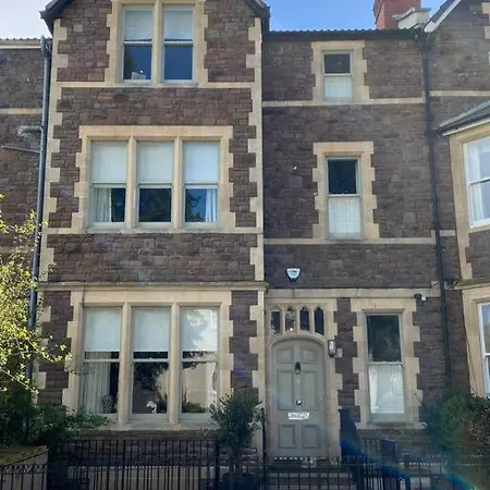 Stylish 2 Bedroom Self-contained In The Heart Of Clifton Village *