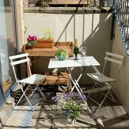 Stylish 2 Bedroom Self-contained In The Heart Of Clifton Village Bristol