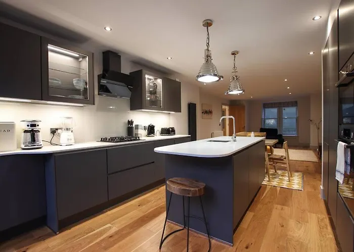 Stylish 2 Bedroom Self-contained In The Heart Of Clifton Village Apartment *