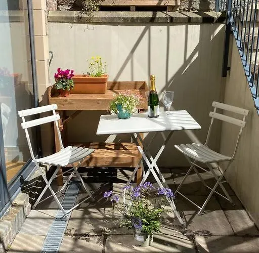 Stylish 2 Bedroom Self-contained In The Heart Of Clifton Village Bristol